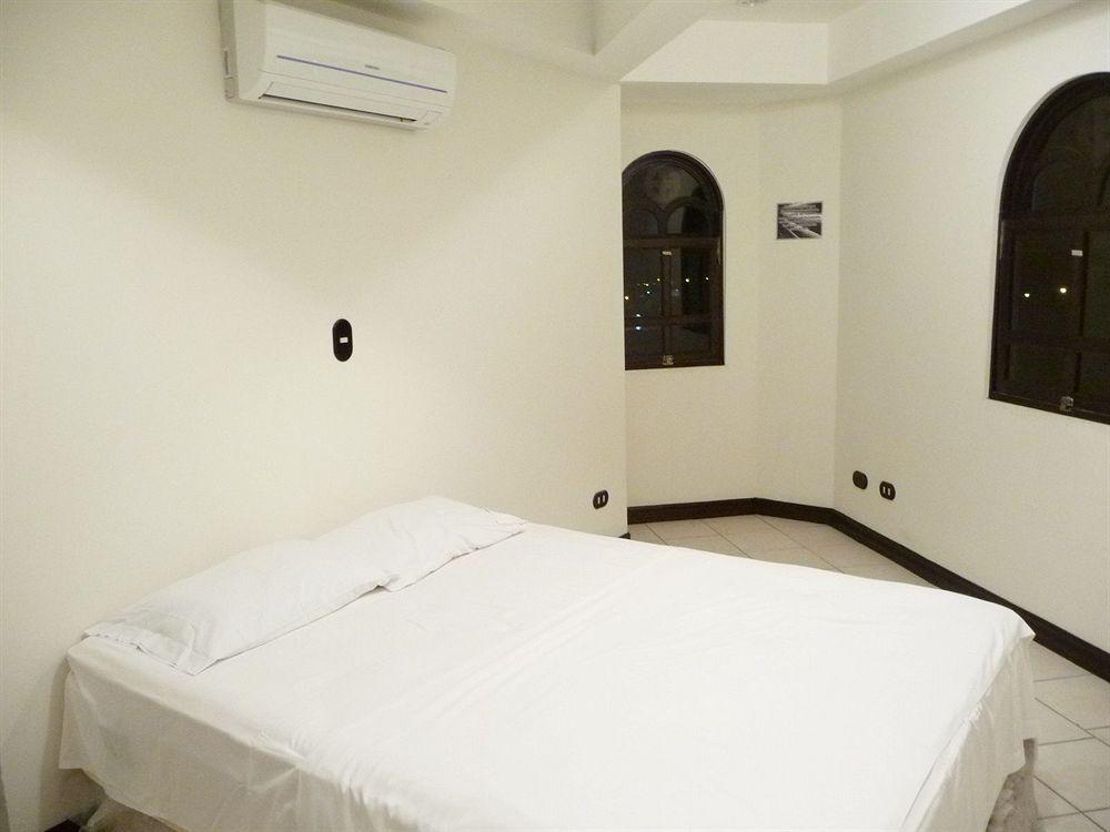 Alajuela Backpackers Airport Hostel Extérieur photo